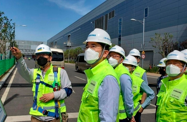 이재용 삼성전자 부회장(가운데)이 5월18일 중국 시안 반도체 공장을 점검하고 있다. 사진=삼성전자.