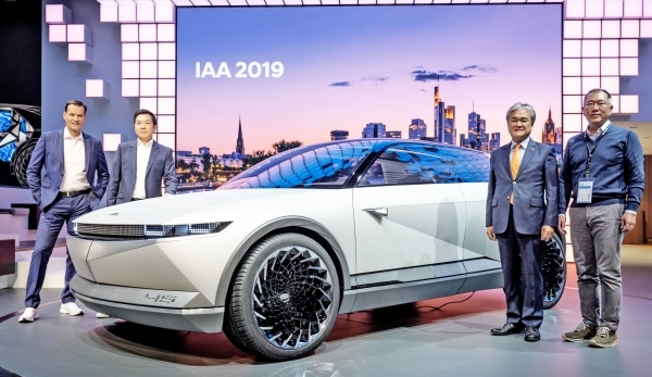 정의선 현대차그룹 회장(맨 오른쪽)이 2019년 9월10일 독일 프랑크푸르트모터쇼에 출품한 아이오닉5 콘셉트카 'NE'를 점검하고 있다. 사진=현대차.