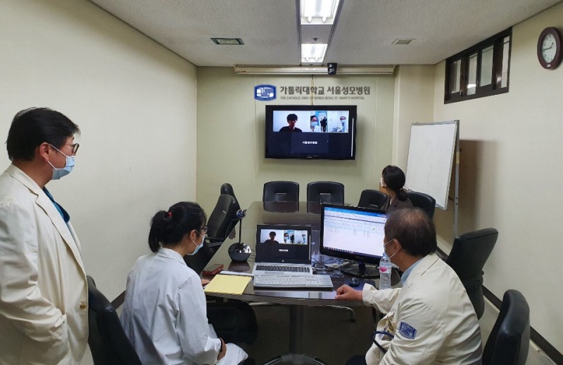 현대건설 해외 근무자에게 서울성모병원 의료진이 원격 건강상담 서비스를 제공하고 있다. / 사진=현대건설