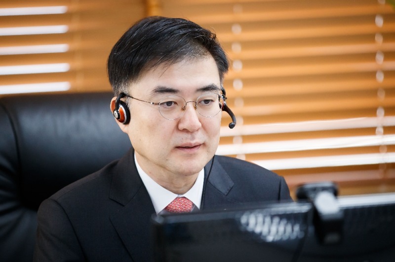 손병두 금융위원회 부위원장이 20일 서울 종로구 정부서울청사에서 금융리스크 대응반 회의를 비대면 화상회의로 진행하고 있다./사진=금융위원회