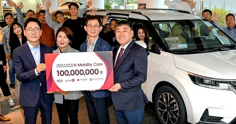 (왼쪽부터) 신용규 한국사회복지관협회 사무총장, 김경희 사회복지공동모금회 사회공헌 본부장, 박상덕 기아자동차 고객서비스사업부장, 이영호 전국기아오토큐연합회 회장. 사진=기아차.