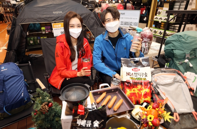 이마트는 오는 28일까지 텐트, 그늘막, 침낭, 캠핑체어, 배낭, 등산복 등 캠핑/등산 용품을 행사카드 구매 시 최대 30% 할인 판매한다. 사진=신세계그룹.