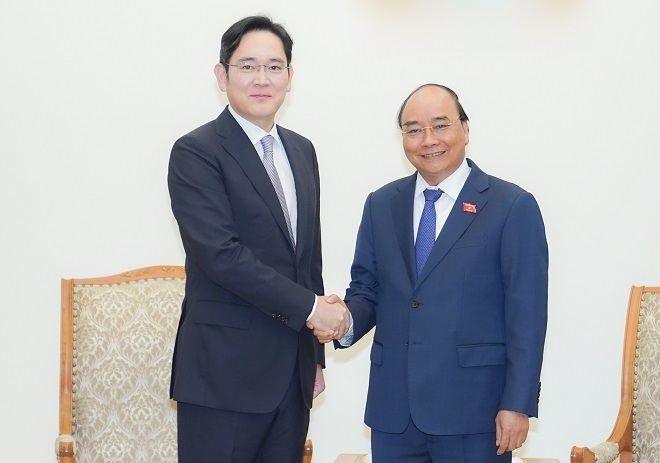 이재용 당시 삼성전자 부회장(왼쪽)과 응우옌 쑤언 푹 베트남 총리가 2020년 베트남 하노이 총리공관에서 만났다. 출처=VGP.