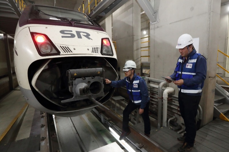 서울 수서역 SRT 정비소에서 직원들이 KT 5G 스마트안경을 이용해 열차를 정비하는 모습/사진=KT