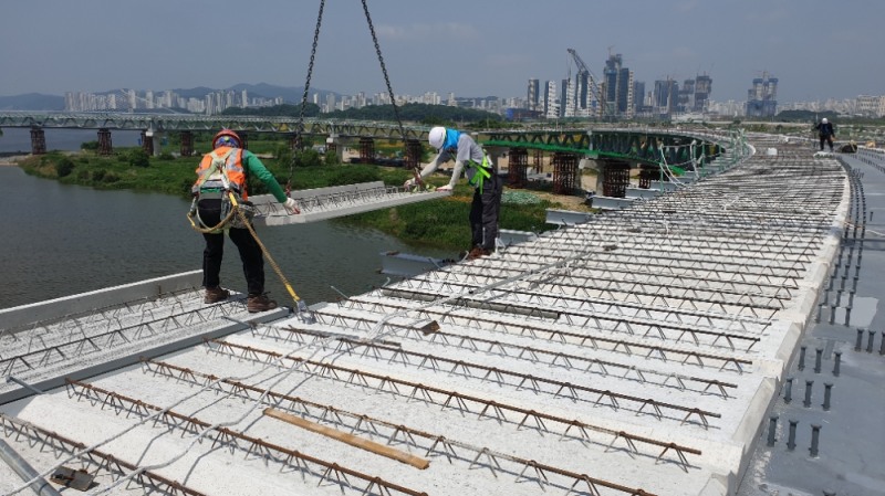롯데건설이 시공을 맡은 감강보행교 BBCM 공법 시공 전경 / 사진=롯데건설
