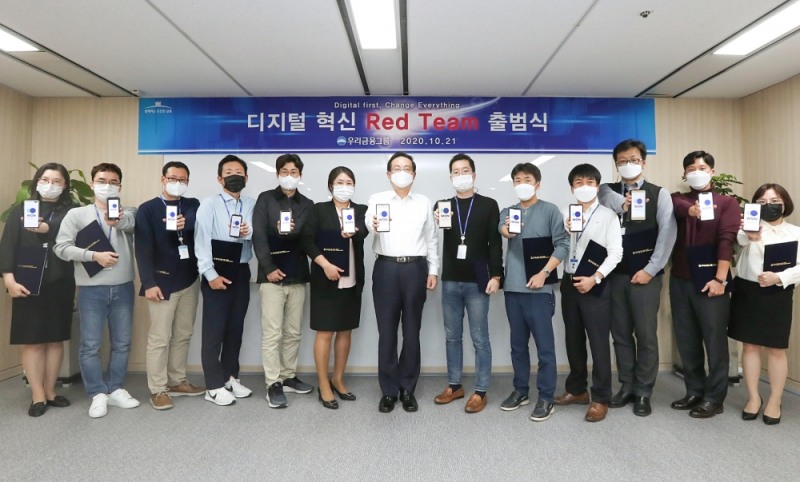 우리금융그룹은 지난 21일 주요 그룹사 디지털·IT 부문 실무 담당자로 구성된 디지털혁신 조직 ’레드팀(Red Team)’을 신설하고 출범식을 가졌다. 손태승 우리금융그룹 회장(가운데)이 레드팀 직원들과 기념촬영을 하고 있다./사진=우리금융그룹