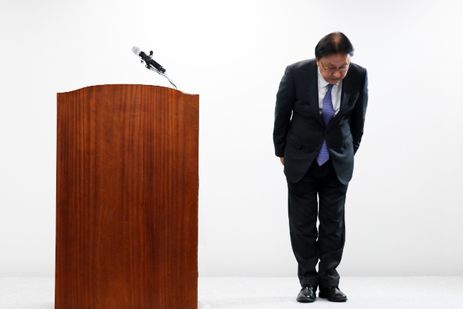 22일 박근희 CJ대한통운 대표이사 부회장이 택배기사 사망과 관련해 기자회견을 열고 "책임을 통감한다"며 사과하고 있다. / 사진 = CJ대한통운