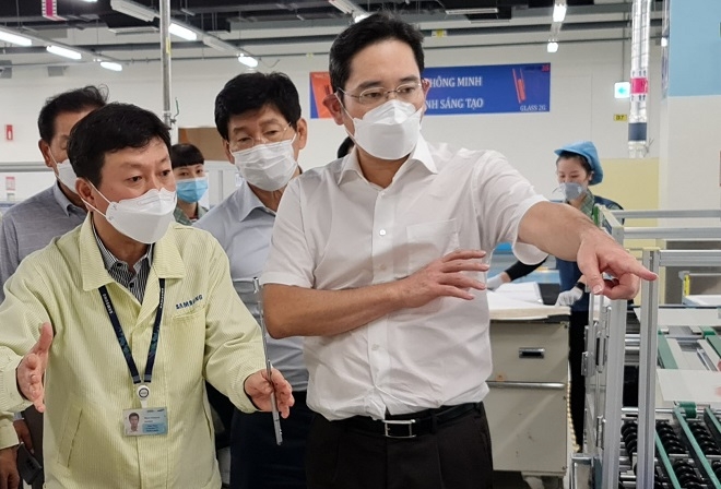 이재용 삼성전자 부회장(오른쪽)이 지난 2019년 베트남 하노이 인근에 있는 삼성 복합단지를 찾아 스마트폰 생산공장 등을 점검하는 있다. 사진=삼성전자.