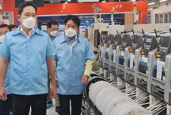 이재용 삼성전자 부회장이 20~21일 베트남 하노이 인근에 있는 삼성 복합단지를 찾아 스마트폰 생산공장 등을 점검하는 있다. 사진=삼성전자.