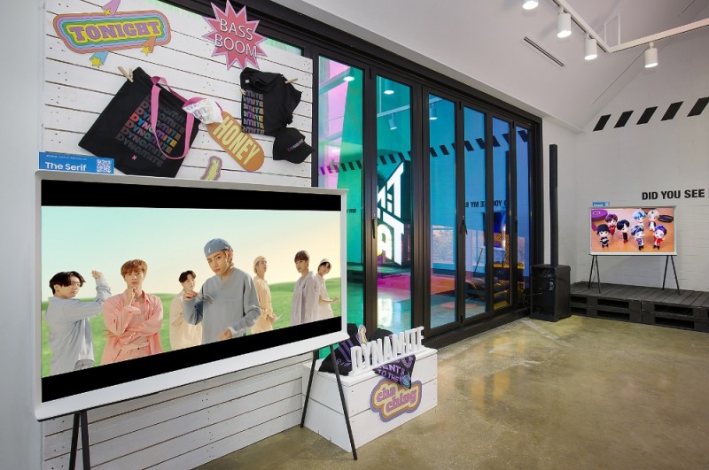 서울 가로수길에 위치한 방탄소년단 팝업스토어 'BTS POP-UP : MAP OF THE SOUL' 서울 쇼케이스에 설치된 삼성 '더 세리프'/사진=삼성전자