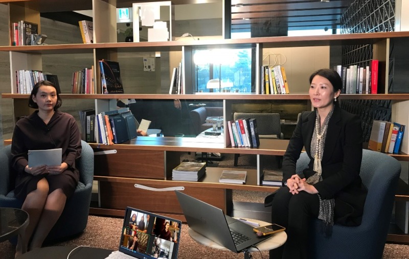 한국씨티은행은 지난 22일 종로구 새문안로 한국씨티은행 WM서울센터 라운지에서 손이천 K Auction 수석경매사(오른쪽)를 초청해 VIP 고객 대상 온라인 문화세미나를 개최했다.