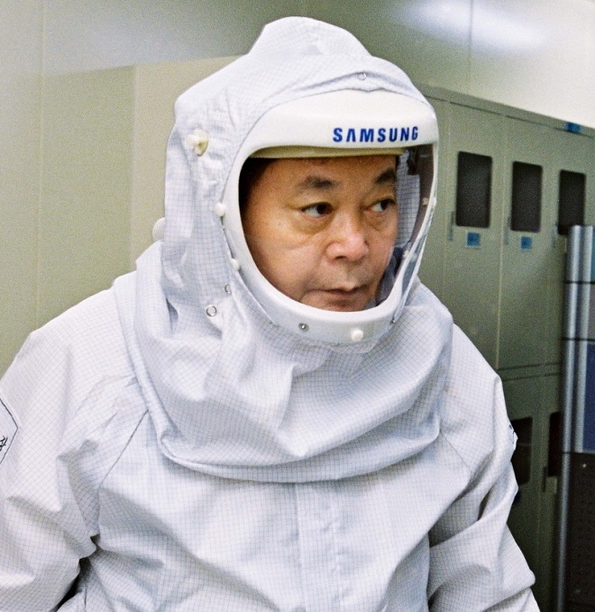 2004년 반도체 공장을 방문한 이건희 삼성 회장.