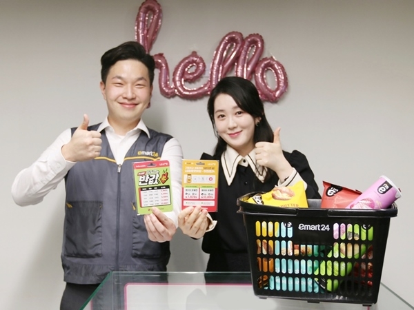 LG헬로비전 관계자들이 편의점 알뜰폰 상품을 홍보하고 있다/사진=LG헬로비전