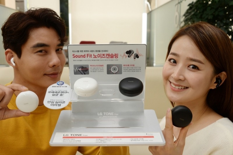 LG전자가 액티브 노이즈 캔슬링 기능을 탑재한 무선 이어폰 '톤프리'를 26일 출시했다./사진=LG전자