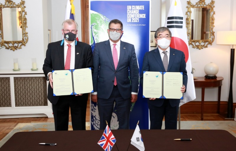 사이먼 스미스 주한영국대사와 알록 샤마 영국 사업 에너지 산업전략부 장관, 윤석헌 금융감독원장(왼쪽부터)이 기후금융 관련 상호협력을 위한 업무협약을 체결했다. /사진=금감원