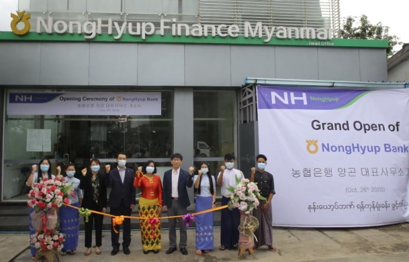 지난 26일 열린 NH농협은행 양곤사무소 개소식에서 민민투 양곤사무소장(왼쪽에서 다섯번째), 김종희 농협파이낸스미얀마 법인장(왼쪽에서 네번째) 등 농협파이낸스 미얀마 주재원과 현지 직원들이 기념사진을 촬영하고 있다./사진=NH농협은행