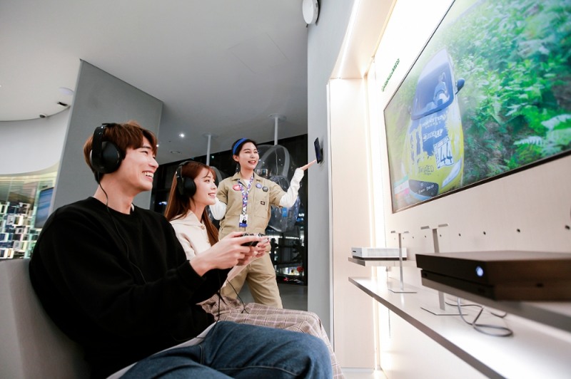 T팩토리는 SK텔레콤과 글로벌 기업의 다양한 초협력 서비스를 경험할 수 있다. T팩토리 내 MS존에서 5GX 클라우드 게임을 즐기는 모습./사진=SK텔레콤