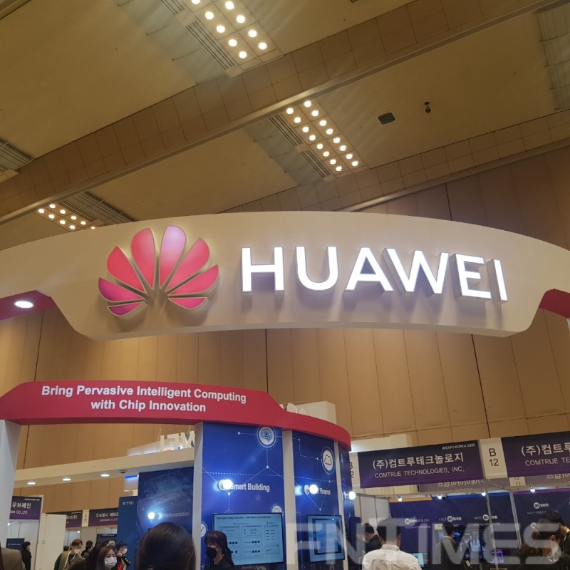 화웨이가 27일부터 29일까지 서울 삼성동 코엑스에서 열리는 제3회 '국제인공지능대전(AI EXPO KOREA 2020)'에 참가해 어센드 컴퓨팅 솔루션 등 AI 기반의 솔루션과 제품을 전시한다./사진=정은경기자