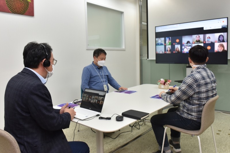 비대면 온라인 간담회를 진행하는 모습./사진=롯데카드