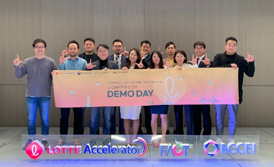 전영민 롯데액셀러레이터 대표이사(앞열 좌측에서 세번째)와 참여 스타트업들이 기념사진을 찍고 있다. / 사진 = 롯데지주