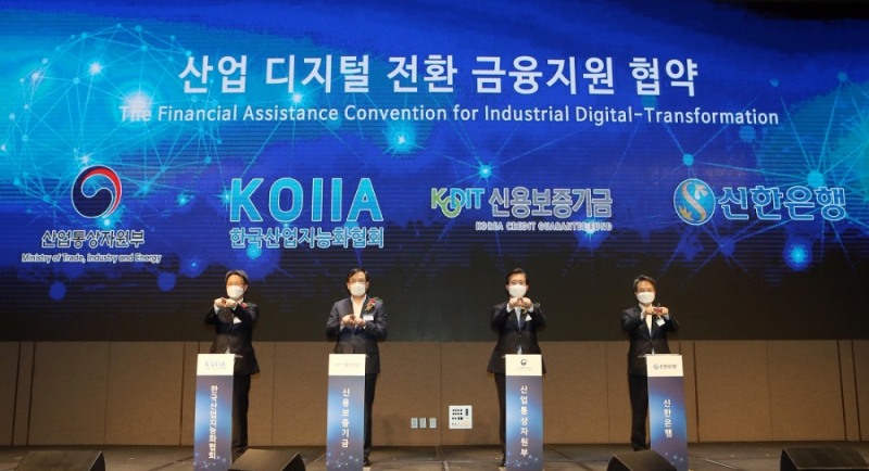 김태환 한국산업지능화협회 회장과 김창현 신용보증기금 본부장, 성윤모 산업통상자원부 장관, 진옥동 신한은행장(왼쪽부터)이 28일 서울 용산구 드래곤시티 호텔에서 열린 산업 디지털 전환 금융지원 협약식에 참석했다. /사진=신한은행