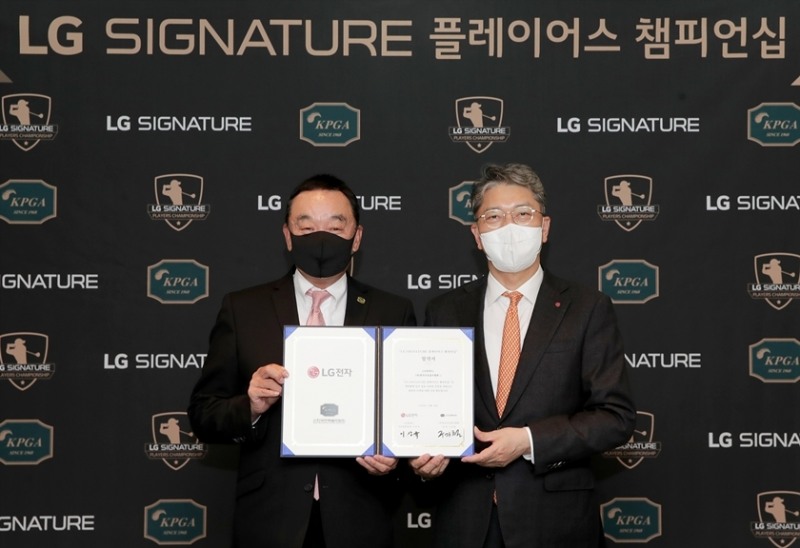 LG전자가 내달 5일부터 8일까지 파주 서원밸리CC에서 올해 마지막 KPGA대회인 ‘LG 시그니처 플레이어스 챔피언십’을 주최한다. (왼쪽부터) 구자철 한국프로골프협회 회장과 이상규 LG전자 한국영업본부장 부사장/사진=LG전자