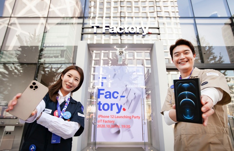 SK텔레콤 홍보모델들이 홍대 ICT멀티플렉스 ‘T팩토리’에서 언택트 아이폰 12 런칭 파티를 알리고 있다./사진=SK텔레콤