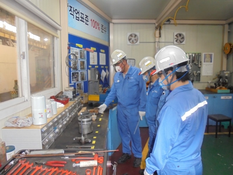 포스코 협력사인 코렘 직원들이 포항제철소 정비실에서 기관차 엔진정비 실습을 하고 있다./사진=포스코