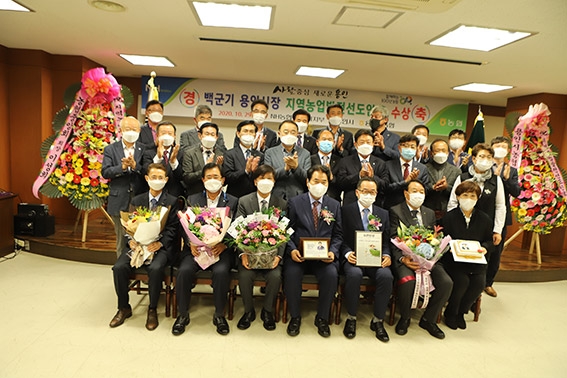 ▲사진은 앞줄 왼쪽부터 최재학 용인축협 조합장, 홍순용 수지농협 조합장, 이의도 농협 용인시부장, 백군기 용인시장 김장섭 농협 경기본부장, 이기열 모현농협 조합장, 구송회 한여농 회장.