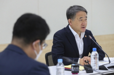 박능후 보건복지부 장관이 23일 오후 서울 서초구 건강보험심사평가원 회의실에서 제12차 생활방역위원회를 주재했다. / 사진출처= 보건복지부(2020.10.23)