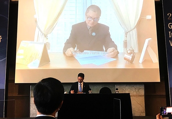 권정현 팜한농 상무가 화상으로 테라도 공급게약을 맺고 있다. 사진=팜한농.