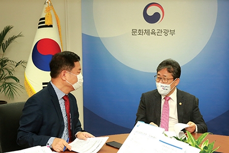 ▲ 박양우 장관(오른쪽)과 황인석 교수가 서울 서계동 문화체육관광부 스마트워크센터에서 대담을 하고 있다. 