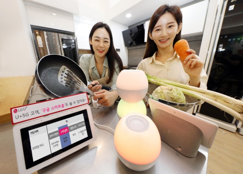 LG유플러스가 5G 요금 카테고리팩에 ‘스마트홈팩’ 서비스를 신설했다고 2일 밝혔다. U+5G 요금제 2종에 가입하는 고객들은 구글의 스마트 디스플레이 기기 및 서비스 등을 무상으로 쓸 수 있게 된다./사진=LG유플러스