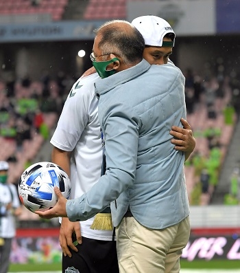 정의선 현대차그룹 회장(오른쪽)과 이동국 선수. 사진=현대차그룹.