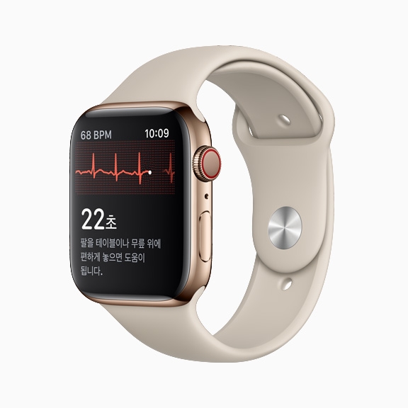 애플워치 시리즈4와 그 이후 모델에서 디지털 크라운을 터치하면 순환이 이루어지면서 심장을 거친 전기 신호가 측정된다./사진=애플