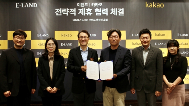 (왼쪽부터)이랜드 시스템즈 김지원 부장, 이랜드 시스템스 문옥자 대표, 이랜드그룹 최고 전략 책임자 최형욱 전무, 카카오 정의정 수석 부사장(CBO), 카카오 비즈플랫폼 책임자 서성욱 이사, 카카오 스마트채팅플랫폼 책임자 김유미 이사. / 사진 = 이랜드그룹