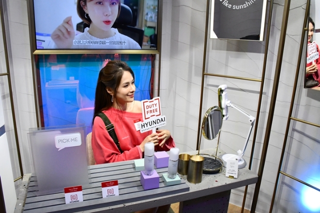 지난 1일 강남구 삼성동에 위치한 현대백화점면세점 무역센터점 9층 화장품 매장에서 가수 ‘채연’이 실시간 라이브 방송으로 다양한 상품을 소개하는 행사를 진행하고 있다. / 사진 = 현대백화점면세점