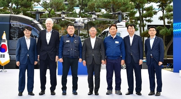 (왼쪽부터)현대차 공영운 사장, 알버트 비어만 사장, 이상수 노조 지부장, 정의선 회장, 하언태 사장, 이원희 사장, 기아차 송호성 사장.