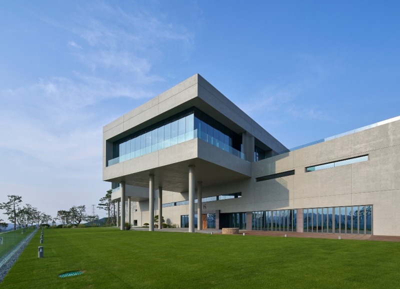 롯데건설이 시공한 세종 레이캐슬 G&R 클럽하우스 외관. / 사진제공 = 롯데건설