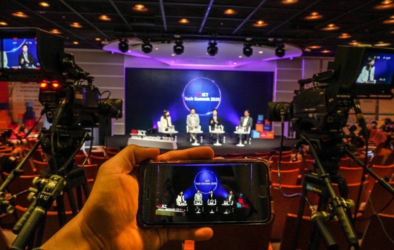 ‘SK ICT 테크 서밋 2020’이 SKT T타워 수펙스홀에서 온라인으로 실시간 중계되고 있는 모습./사진=SK텔레콤