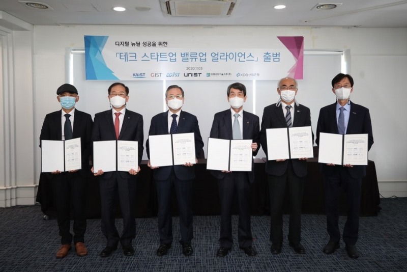 (왼쪽부터)김판건 미래과학기술지주 대표, 국양 대구경북과학기술원(DGIST) 총장, 신성철 한국과학기술원(KAIST) 총장, 이동걸 KDB산업은행 회장, 김기선 광주과학기술원(GIST) 총장, 이용훈 울산과학기술원(UNIST) 총장이 5일 대전 KAIST 본원에서 열린 ‘테크 스타트업 밸류업 얼라이언스’ 출범식에서 기념촬영을 하고 있다./사진=산업은행