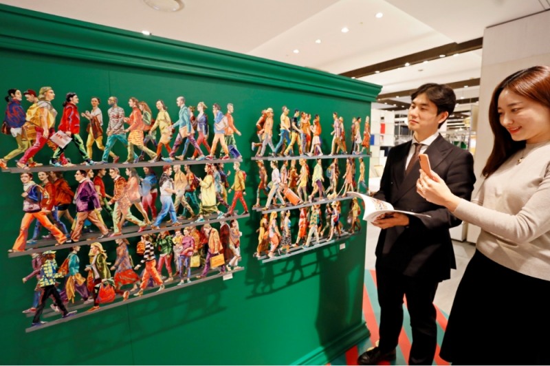 갤러리아百 '프린트베이커리'를 감상하는 관람객 모습. / 사진제공 = 갤러리아