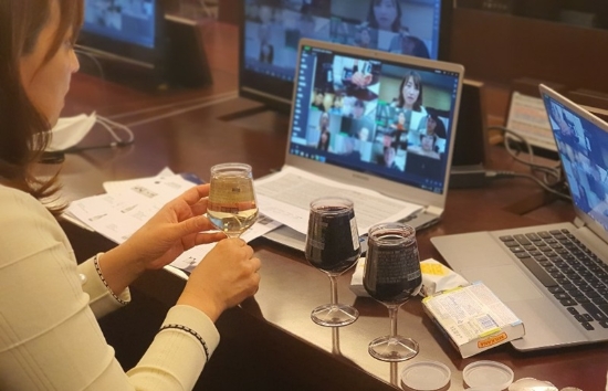 BGF 문화다방에서 강사가 화상회의 시스템을 통해 와인 클래스를 운영하고 있다. / 사진 = BGF그룹