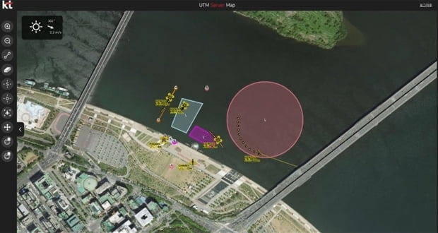 KT가 여의도한강공원에서 진행하는 국내 최초 UAM 시연행사에 참여해 국내유일 K-드론시스템을 11일 선보였다./사진=KT