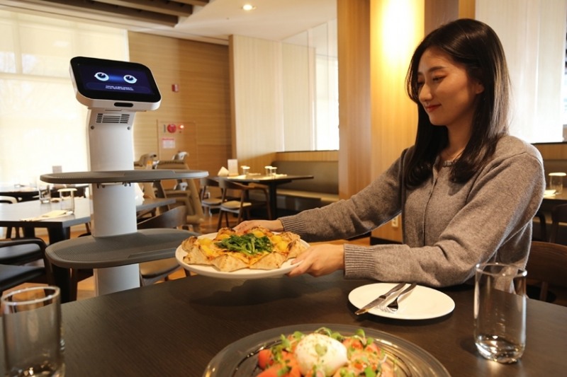 LG 클로이 서브봇(선반형)이 곤지암리조트 레스토랑에서 고객들에서 음식을 서빙하고 있다. /사진=LG전자