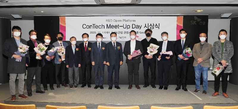 지난 11일 열린 SK건설 ‘콘테크 미트업 데이(ConTech Meet-Up Day)’ 시상식에서 임영문 SK건설 사장(왼쪽 여덟번째), 양성광 연구개발특구진흥재단 이사장(왼쪽 일곱번째)이 기념촬영을 하고 있다. / 사진제공 = SK건설