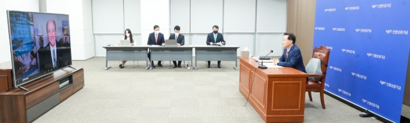 윤대희 신용보증기금 이사장이 국제중소기업금융포럼(SMEFF)이 주관하는 CEO 인터뷰에서 매튜 갬저 국제중소기업금융포럼 대표와 온라인 화상대담을 진행하고 있다. /사진=신용보증기금