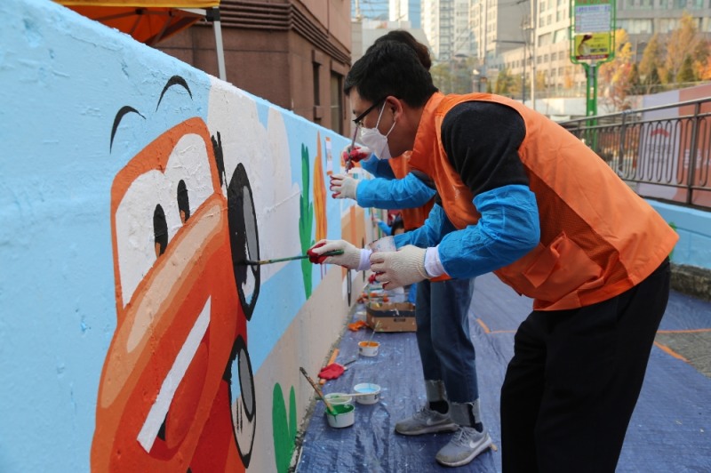 강성수 한화손해보험 대표이사가 벽화 작업을 하고 있다/사진=한화손해보험