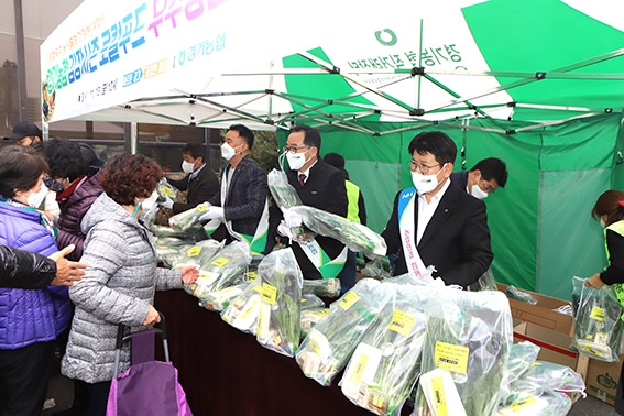 경기농협, 금요장터에서 김장용 농산물 나눔 행사