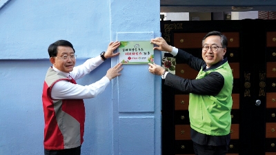 ▲ 롯데건설 하석주 대표이사(사진 왼쪽)와 유성훈 금천구청장(사진 오른쪽)이 ‘러브하우스’ 사회공헌 활동 후 기념촬영을 하고 있다. 사진 = 롯데건설